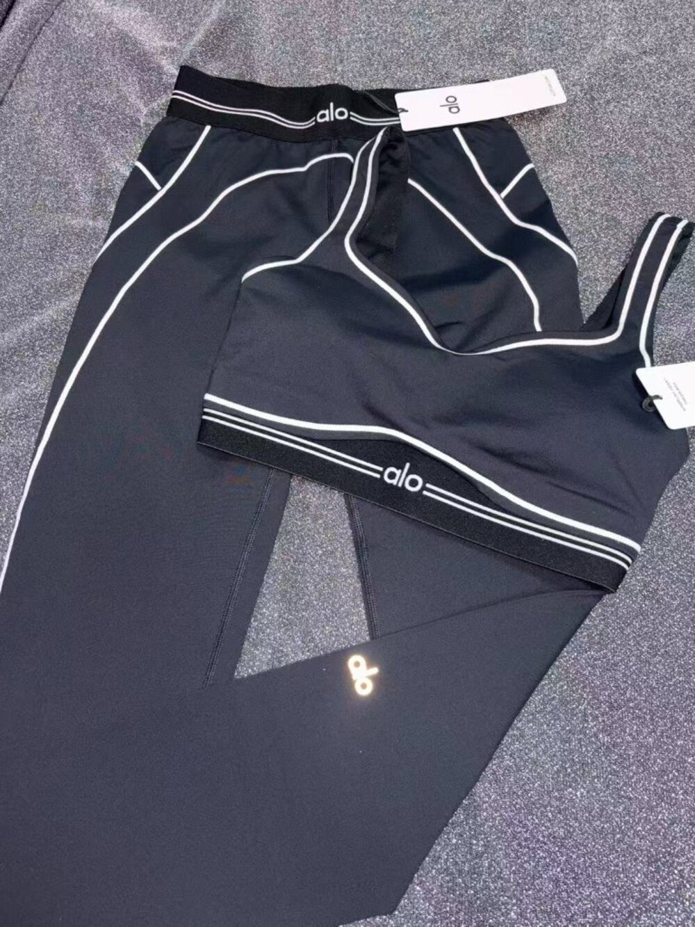 NWT ALO Yoga Airbrush Heart Throb Bra Legging Set Black White - Picture 8 of 9